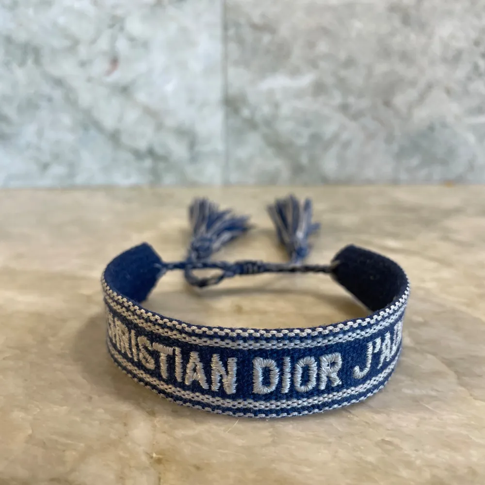 Säljer nu detta mörkblåa Christian Dior Armband 🔵| Sparsamt använt och visar minimala täcken på användning 🔵| Perfekt accessoar som passar till både tjejer och killar 🔵| Hör av er vid fler frågor eller funderingar 🔵|. Accessoarer.