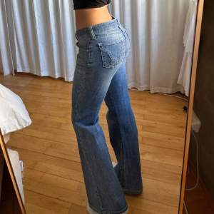 Lågmidjade jeans köpte här på plick för 600kr! Vintage från Grawik💘 Innerbenslängd 78, midja 39 De är uppsprättade längst ner, så ca 4cm längre, även ett hål längst ner på ena benet