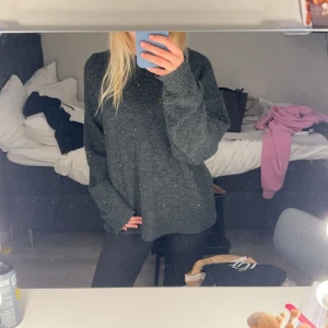 Stickad tröja  - svart/grå stickad tröja med pärlor, super fin säljer eftersom jag inte använder den💞