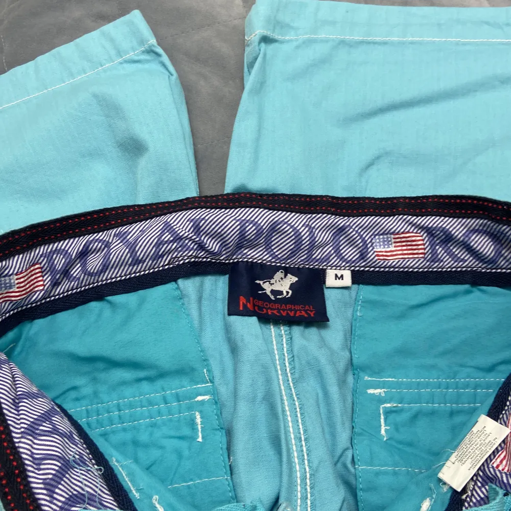 Turkosa cargo shorts ifrån geographical norway. Royal polo mcmliii Storlek M. Shorts.