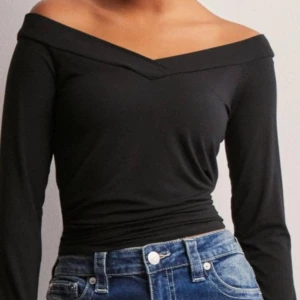 Tröja - En svart off shoulder tröja den är i Storlek L men passar mig som har storlek M.