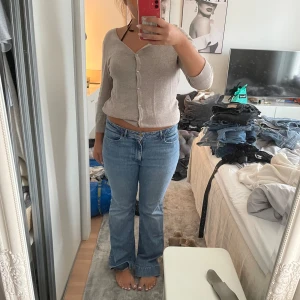 Wrangler jeans flare  - Säljer mina skit snygga jeans från wrangler! I storlek w30/L 32. Dom är ser helt nya ut förutom det längst ner på byxorna! Men inget man tänker på 