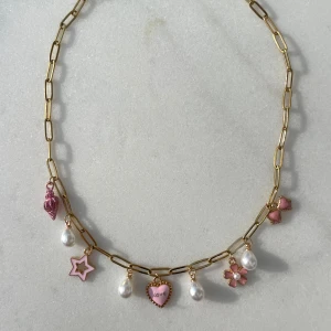 Halsband - Ett guldigt handgjort halsband med olika rosa berlocker och kedja gjort av rostfritt stål! Size: M 40cm (Aldrig använt, justerbar, rostfritt stål)