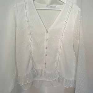 Vit blus - Vit blus från Pigalle i stl 38/m i fint skick. 