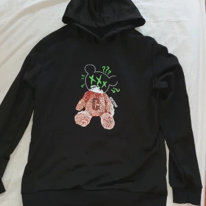 Manfinity Homme Bear Print - Nyskick, Använts 3-4 gånger, Rätt så rolig och lite häftig hoodie med en björn logga på framsidan