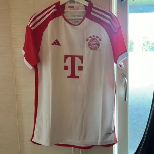 Bayern München 23/24 #9 KANE - Bayern Münchens hemmaställ från säsongen 24/25, med skyttekungen Harry Kane #9 på ryggen.  Tröjan är en reprint.