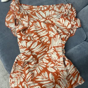 topp - Den är i ny skick har dock inte använda mer än en gång pga den är lite stor på mig den är jätte söt. Den är i storlek 36 men skulle passa dig som har 38 jätte bra också🎀💞