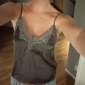 Topp - Jättesöt grå topp 💓