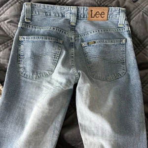 Utsvängda lågmidjade LEE jeans  - Bara använt fåtal gånger, så i nyskick! Är 167cm o de passar mig bra o längden! 