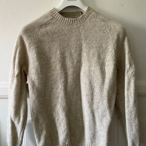 Nn07 tröja  - Nypris 1600 Beige fina ribbade detaljer 