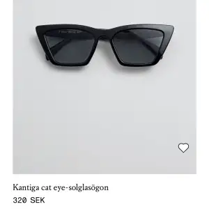 Snygga solglasögon från & other stories🩷 nypris är 320kr och mitt pris är 170kr💕 