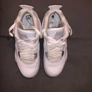 Jordan 4 ”pure money” vit/silver - Säljer Jordan 4 pure money oanvänt skick. De är använda endast en gång och de har fortfarande klistermärken med storleken på. Boxen finns ej kvar. Skriv vid intresse!