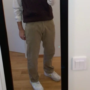 Manchester Byxor - Ett par snygga Manchester byxor från Tommy Hilfiger. Väldigt enkla att matcha med nästan vad som helst. 9/10 skick. Strl 32/32. 100% Bomull. Kan mötas upp i ronneby/karlskrona, skriv meddelande isåfall.