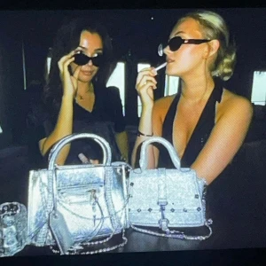 Silverväska  - Molly Bag 🪩🍸⚡️ - 449kr - stolek: S - Typ handväska/axelväska - Färg: Silver/glitter - skick: mycket bra