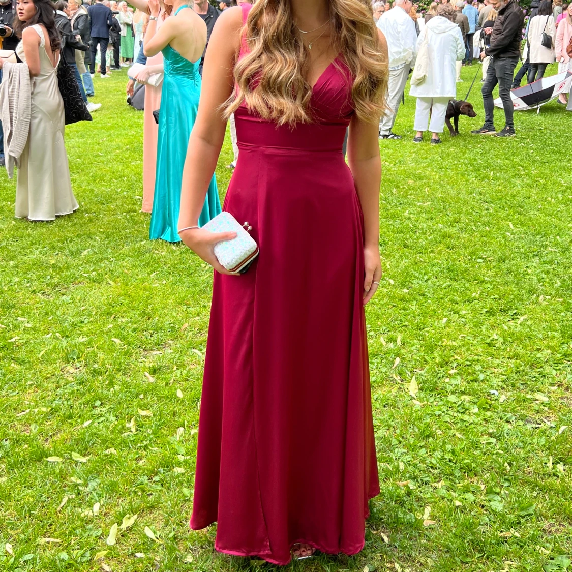 Mörkröd balklänning 