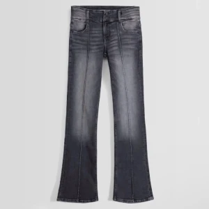 Bootcut Jeans - Lågmidjade trendiga bootcut jeans från bershka, som tyvärr inte passar mig🥰