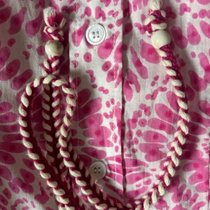 Zara klänning i bomull mönstrad  - Väldigt fin klänning i bomull använd endast ett fåtal ggr. Large vald pga lägd och liten i storlek (jag är 36/38 a normaltsätt)