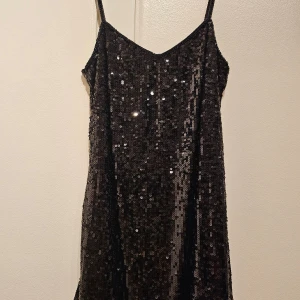 Klänning  - Stl L m3n kan användas som klänning till mindre storlek 