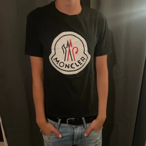 Moncler t-shirt  - Säljer nu denna rikigt snygga moncler kopian som är i bra skick! 🤩 Storlek S  Hör av dig vid funderingar!