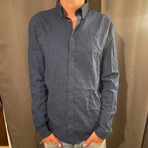 Lindberg skjorta  - Säljer nu denna snygga Lindberg skjortan som är helt perfekt till sommaren! 🤩 den är storlek S Ny skick! Nypris: 799