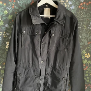 J.Lindeberg Jacka - Säljer nu min J.Lindeberg jacka! Skicket på jackan är 9/10. Vid frågor om mer bilder eller passform är de bara höra av sig.