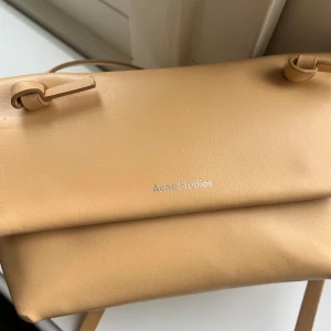 Acne Studios Mini shoulder bag - Färgen Dune Beige. 