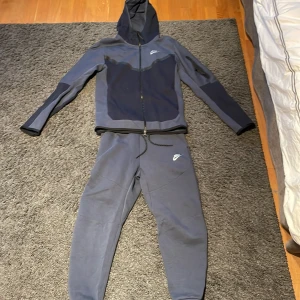 Nike tech  - Säljer mitt nike tech sätt kan sälja byxorna försig och tröjan försig om man vill. Hella sättet 500, tröjan 300str XS och byxorna 200str XS