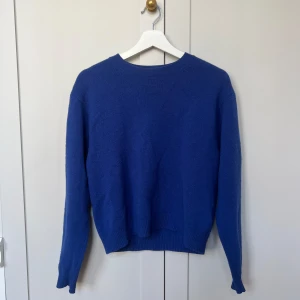 Stickad tröja - Säljer denna superfina klarblåa stickade tröjan från uniqlo. 100% ull, storlek XS men passar mig som vanligtvis är S.💙