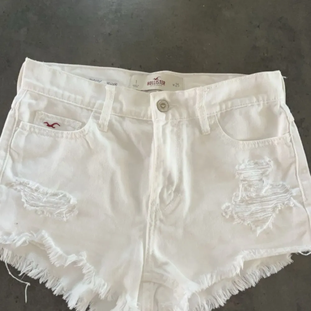 säljer mina vita hollister shorts pga ingen användning och försmå för mig! aldrig använda och inga defekter!💗 skriv för fler bilder eller frågor!💗. Shorts.