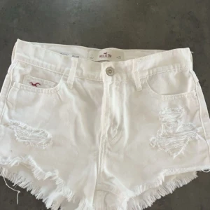 vita hollister shorts  - säljer mina vita hollister shorts pga ingen användning och försmå för mig! aldrig använda och inga defekter!💗 skriv för fler bilder eller frågor!💗