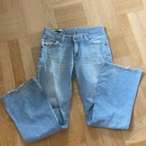 Lågmidjade bootcut jeans  - Säljer dessa Lågmidjade bootcut jeansen från Lee , storlek xs/s hör av er om ni har frågor eller funderingar 🥰pris kan diskuteras 