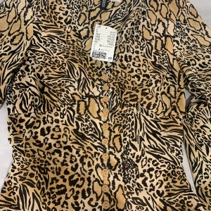 Jätte fin blus  - Ny med prislapp blus st 32 