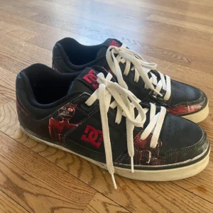 Dc skor - Röda och svarta ovanliga dc skor. Storlek 45. Bra skick. Skate shoes