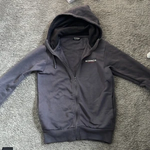 Mckenzie zip hoodie - En skön mckenzi ziphoodie som är stilren inga fläckar och är använd ungefär 3 gånger och är sprillans ny i storlek smal 