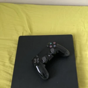 Ps4 - Den är använt några månader Allah funkar och den är helt okej faktiskt 