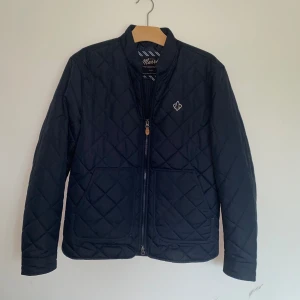 Morris jacka - Säljer denna Morris jacka som är perfekt för lite kyligare dagar. Jackan är köpt i butik och skicket helt utmärkt(10/10), är inte använd mycket alls. Skriv till mig vid minsta lilla fundering!