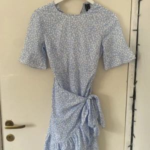 Sommarklänning🩵 - Fin blommig sommarklänning. Använd en gång. Köpt för ~230kr