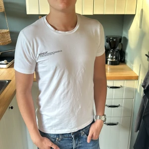 Dondup t-shirt - Säljer denna feta Dondup tröjan i storlek M men passar som S | skick 9/10 inga konstigheter, väldigt skönt material som är perfekt för sommaren | han i bilden är 180cm | kom pm för fler bilder eller frågor 🔥😁