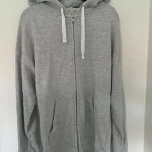 Hm zip hoodie - Grå hm zip hoodie i storlek M. I ett bra skick. Lite tyngre och tjockar material än en vanlig hoodie. 