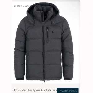 Ralph Lauren jacka - Ralph Lauren jacka i storlek S. Cond 10/10. Oanvänd, alla lappar kvar. Nypris 3700, Mitt pris 2999. Slutsåld hos Ralph Laurens sida. Pris ej hugget i sten. Skriv vid minsta fundering eller för fler bilder. 