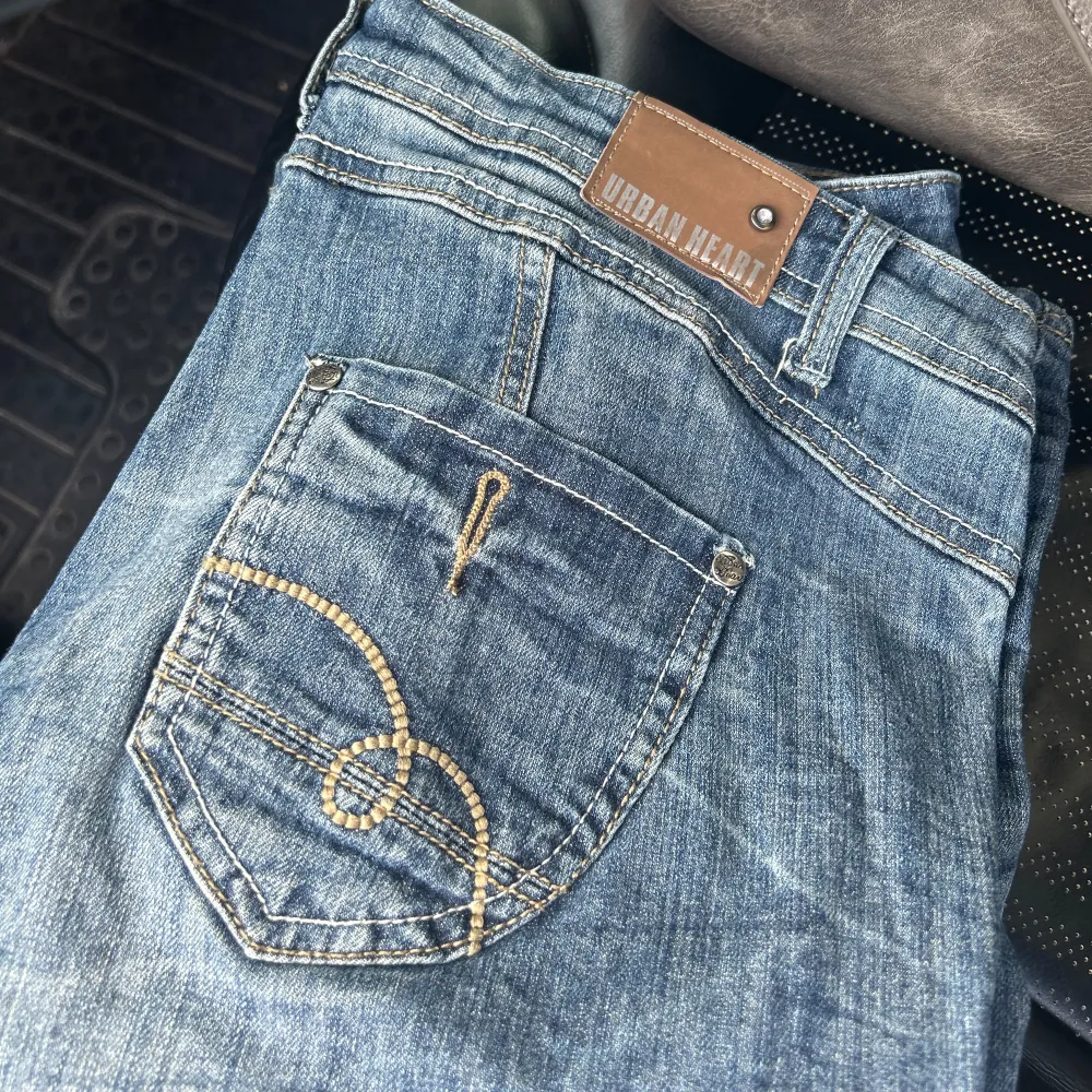 Vintage jeans👖 med coola fick detaljer. Lågmidjade! Passar en 40 (som på bilden), kan även passa på 38 om man syr en söm i midjan!  (Är 170cm lång). Jeans & Byxor.