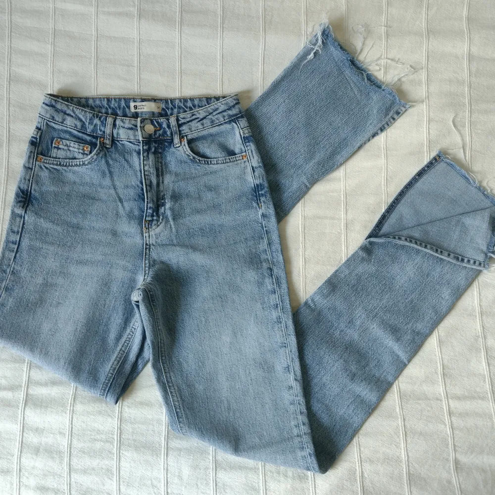 Ljusa raka jeans med slits nertill. Långa i benen (går såklart ta av dem på längden om man vill) och hög midja. Så snygga och bekväma. Storlek 34. 99% bomull, 1% elastan.. Jeans & Byxor.