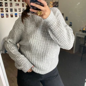 Stickad tröja  - En grå stickad tröja från Lager157 i storlek M. Knappt använd 