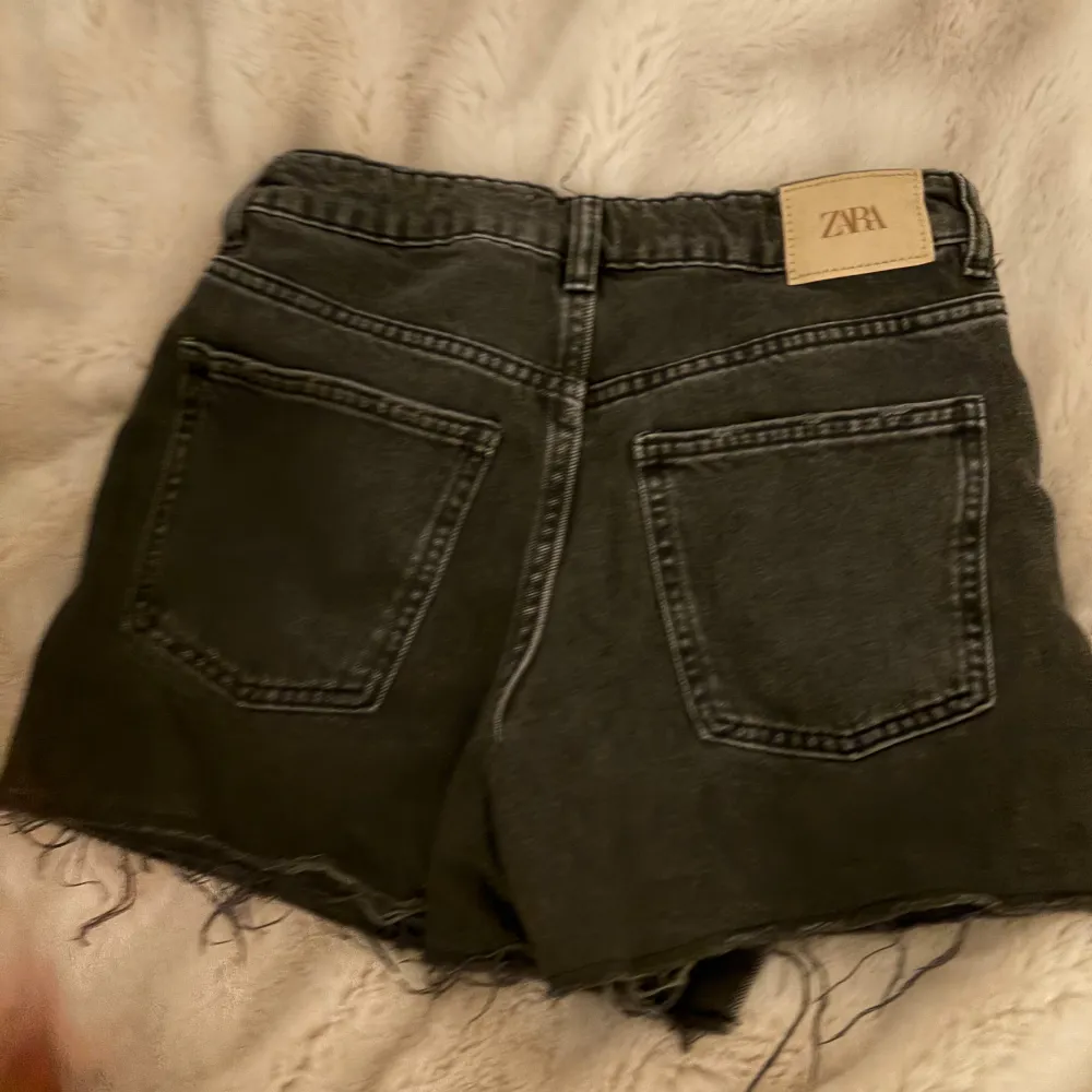 Jeanskjol framme men shorts där bak, svinsnygg, från zara barn storlek 13-14 men skulle nog säga XS💕. Kjolar.