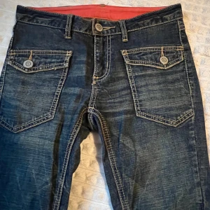 2000s jeans - Väldigt fina jeans från 00-talet. Midjemåttet rakt över är 35cm och innerbensmåttet är 69cm.