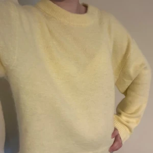 Stickad tröja - Supersnygg stickad tröja från Gina Tricot!! Helt oanvänd bara provad!🥰🥰supersöt till alla årstider💛💛