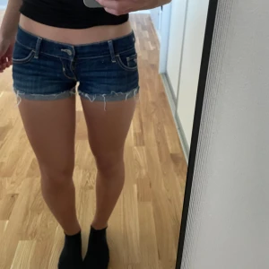 Lågmidjade jeansshorts  - Säljer dessa supersnygga lågmidjade jenasshots från hollister. Dem är i storlek 24. Dem är i jättefint skick. Säljer då dem inte längre kommer till användning🥰