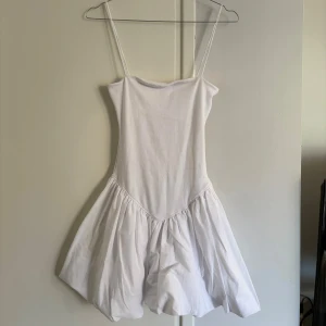 Vit klänning med ballongkjol, zara - Helt ny oanvänd kort klänning med ballongkjol, storlek S, stretch i överdelen💫 endast testad ☺️ 
