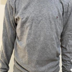 Tommy Hilfiger Overshirt-Kashmir  - Säljer en Tommy Hilfiger overshirt tröja i storlek M och färgen grå. Priset ligger på 300 exklusive frakt. Pris går att diskuteras.