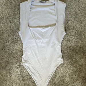 Body - Vit body från Zara i storlek S, aldrig använd.